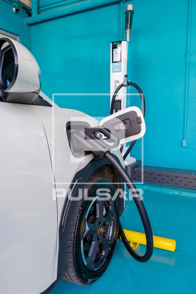 Carro elétrico sendo recarregado em ponto 