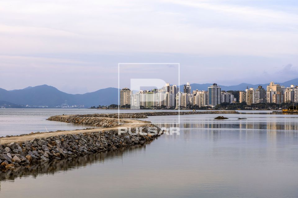 Processo chamado enrocamento para viabilização do aterro da futura Marina da Beira-Mar Norte 