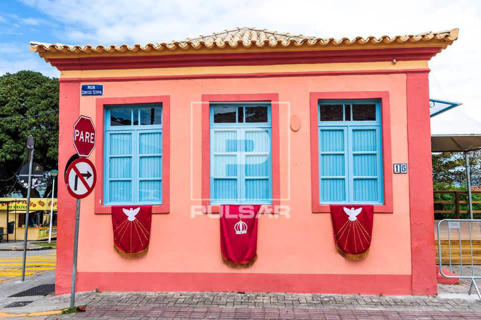 Moradia com fachada na calçada decorada para a Festa do Divino Espirito Santo