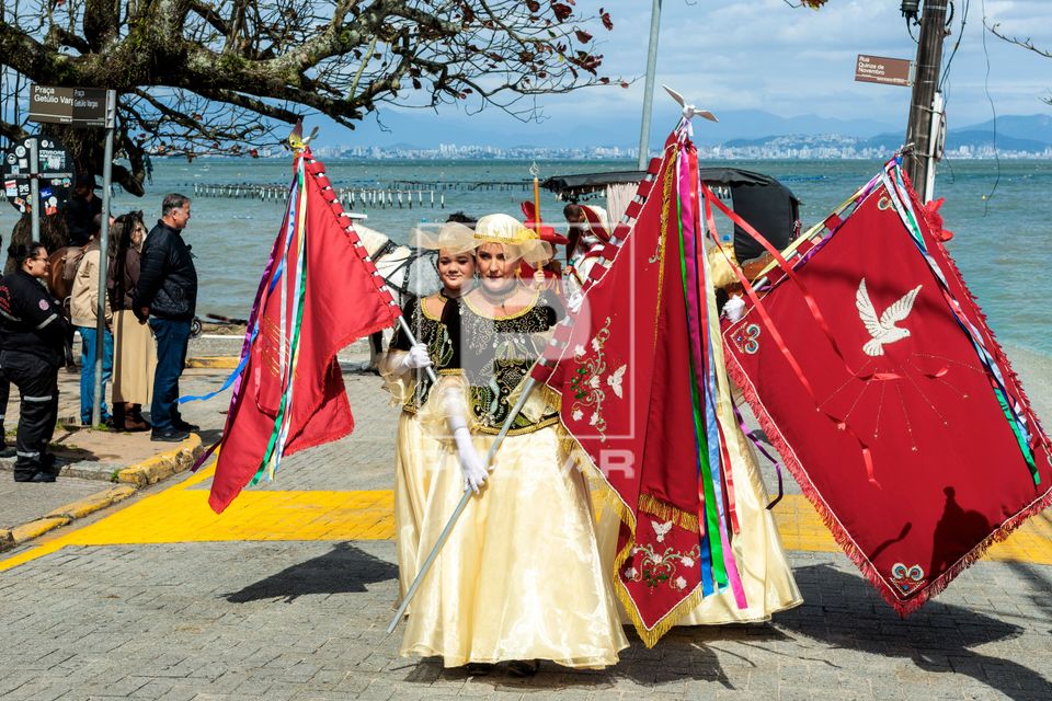 Cortejo imperial na Festa do Divino Espirito Santo no bairro de Santo Antônio de Lisboa