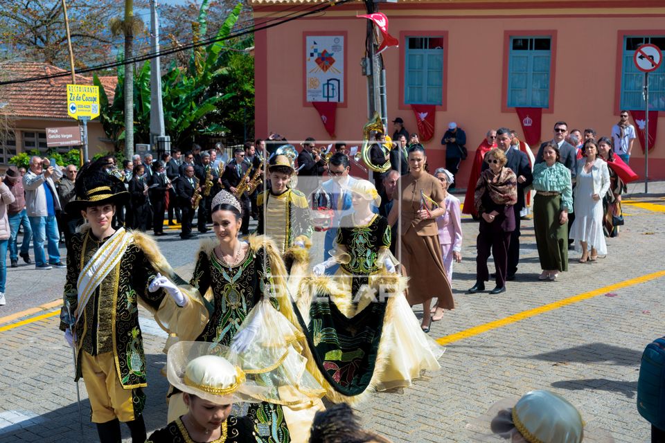 Chegada do Cortejo imperial na Festa do Divino Espirito Santo no bairro de Santo Antônio de Lisboa