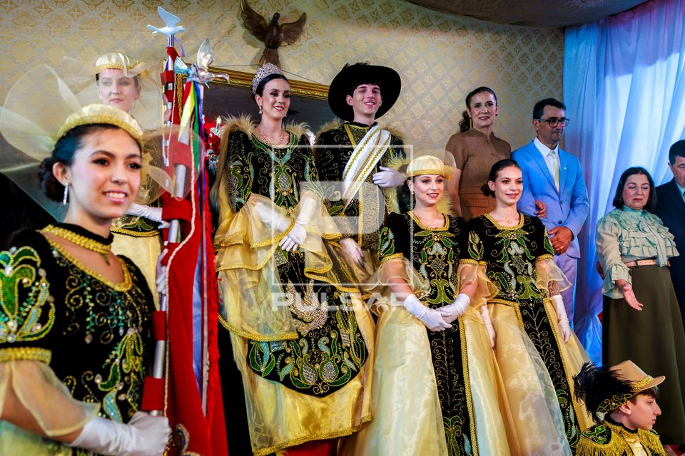 Participantes do Cortejo Imperial na Festa do Divino Espirito Santo no bairro de Santo Antônio de Lisboa