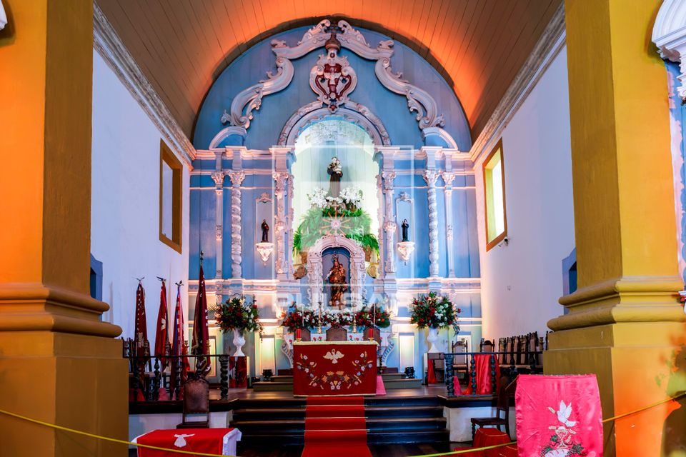 Altar da Igreja Nossa Senhora das Necessidades decorado para a Festa do Divino Espirito Santo 