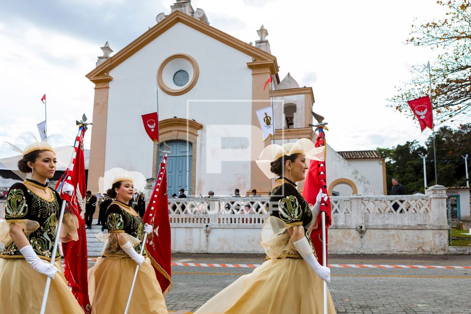 Cortejo Imperial passando em frente à Igreja Nossa Senhora das Necessidades na Festa do Divino Espirito Santo