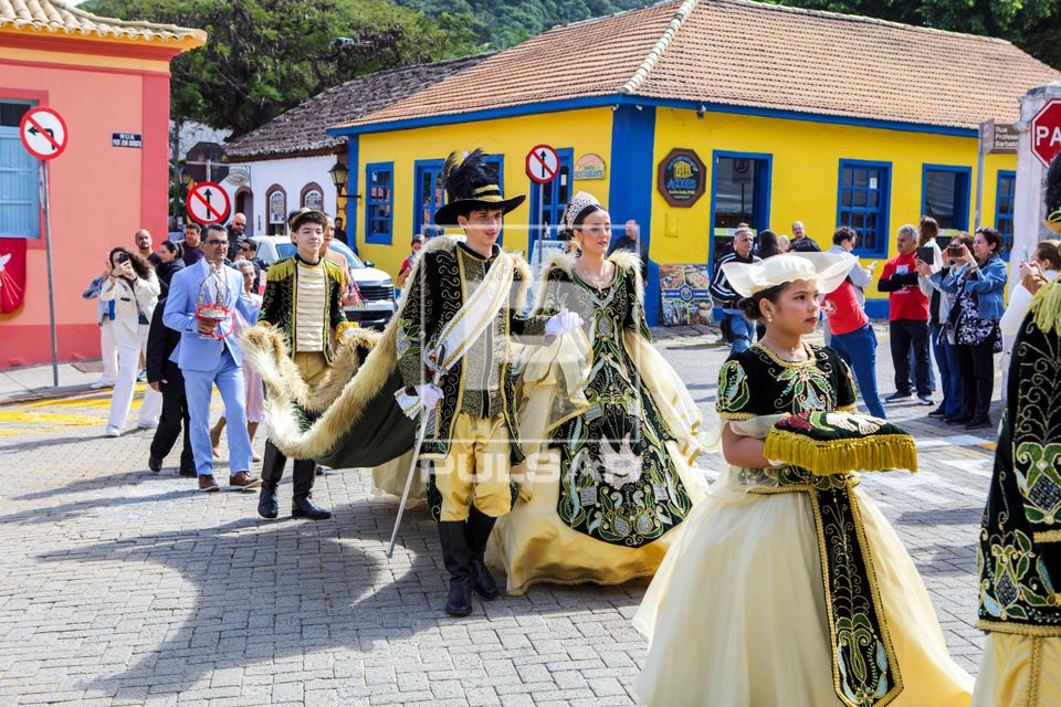 Chegada do Cortejo Imperial na Igreja Nossa Senhora das Necessidades na Festa do Divino Espirito Santo no bair