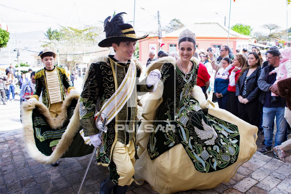 Chegada do Cortejo Imperial na Igreja Nossa Senhora das Necessidades na Festa do Divino Espirito Santo - bairr