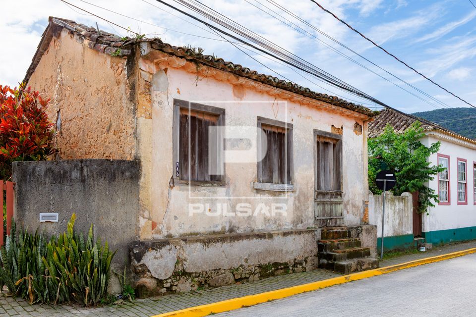 Casa antiga no estilo açoriano deteriorada no bairro Santo Antônio de Lisboa