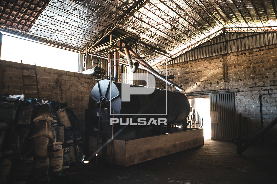 Torrador de grãos de café em galpão de propriedade rural - 
