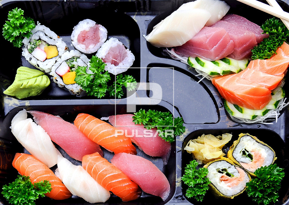 Comida japonesa - combinado de sushi e sashimi em restaurante