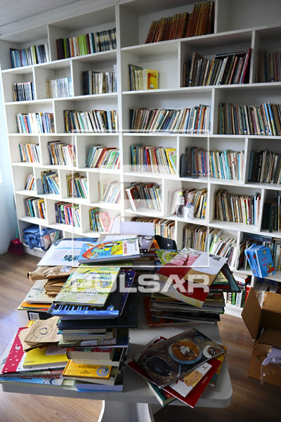 Biblioteca na EMEF Escola Municipal de Ensino Fundamental Professor Noely Clemente de Rossi - projeto do Insti