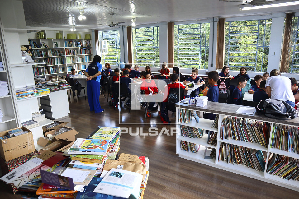 Alunos da EMEF Escola Municipal de Ensino Fundamental Professor Noely Clemente de Rossi durante oficina do pro