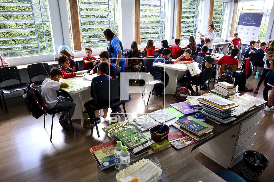 Crianças da EMEF Escola Municipal de Ensino Fundamental Professor Noely Clemente de Rossi durante oficina de 