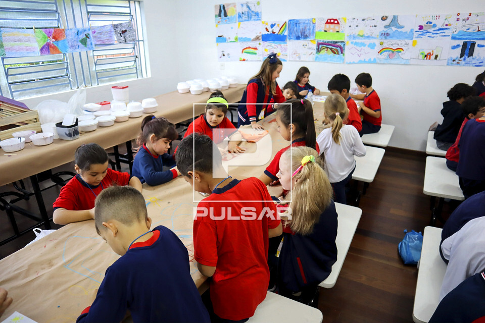 Crianças da EMEF Escola Municipal de Ensino Fundamental Professor Noely Clemente de Rossi durante oficina de 