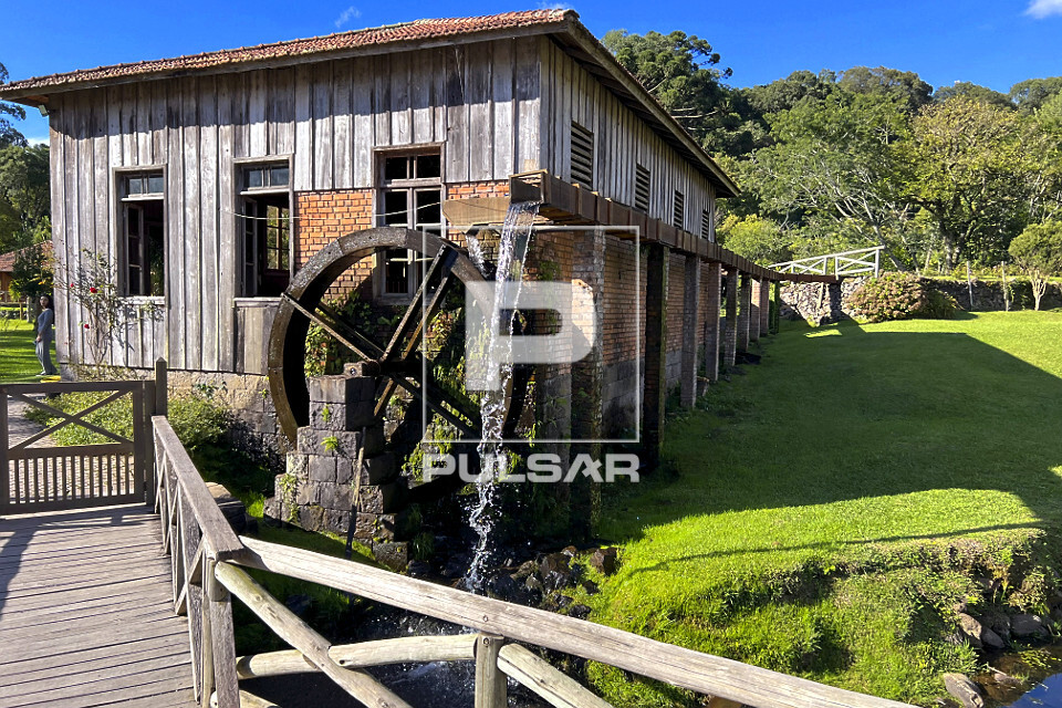 Roda d'água da Casa da Erva-Mate utilizada para acionamento de moinho para moagem da erva - construção de 1