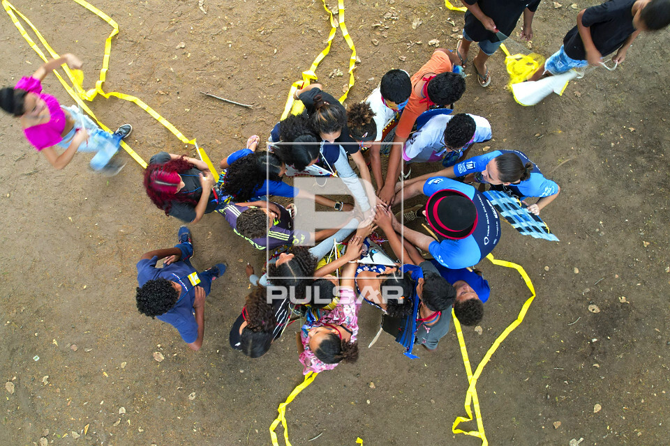 Vista de drone de atividade circense com alunos na Escola Municipal Ercina Monteiro - Projeto Educacional de A