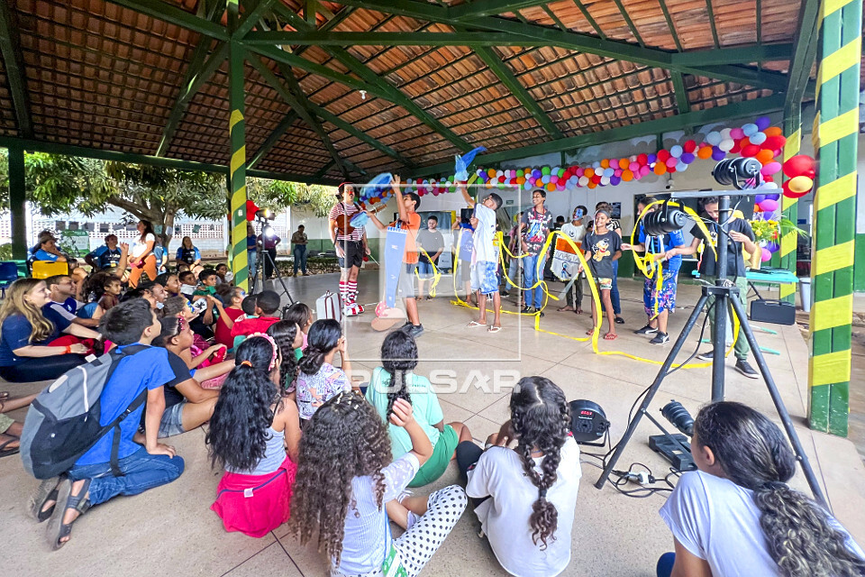 Atividade circense com alunos na Escola Municipal Ercina Monteiro - Projeto Educacional de Arte e Cultura do I