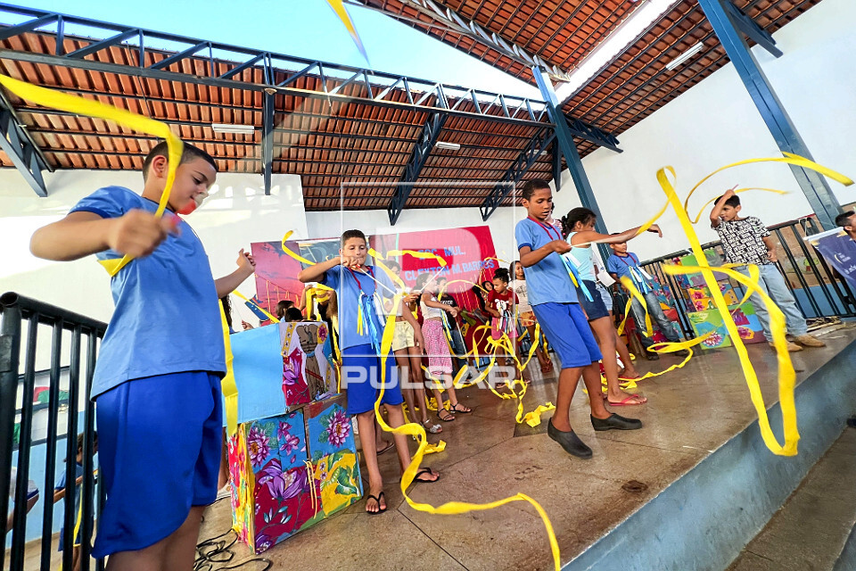 Atividade educativa e formativa de oficinas - arte circense - com alunos na Escola Municipal de Educação Bá