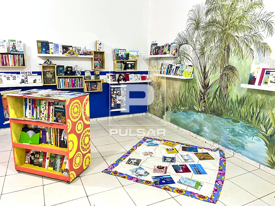 Biblioteca escolar montada na Escola Municipal Professora Ernestina Vieira Soares - Projeto Social do Institut