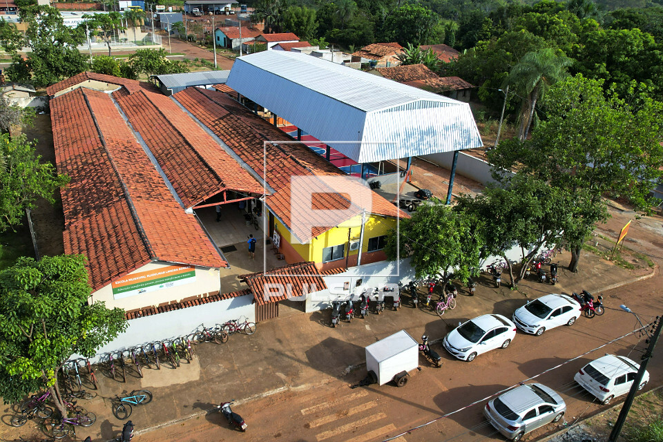 Vista de drone da Escola Municipal Ruidelmar Limeira Borges