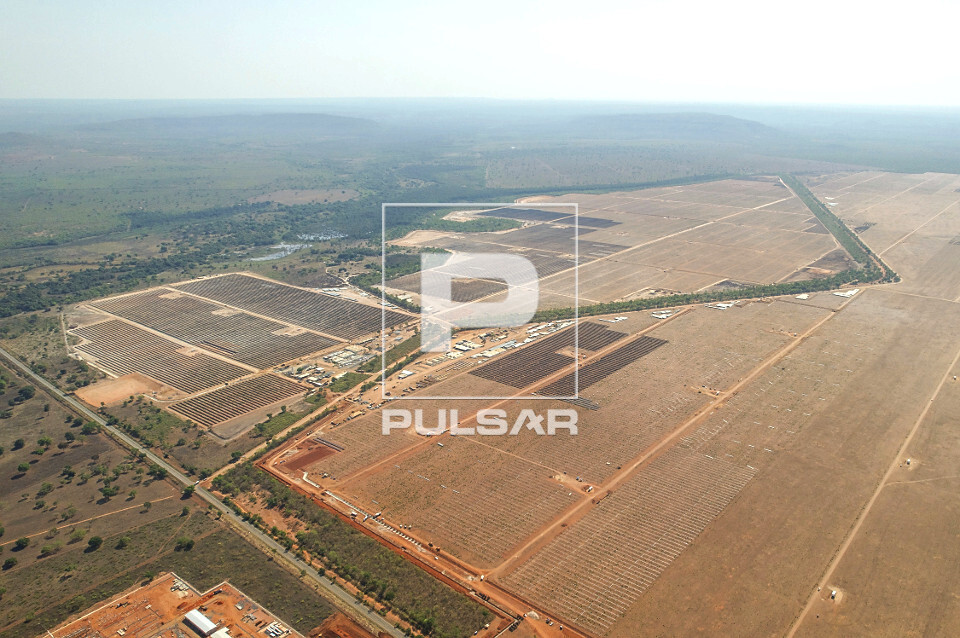 Vista de drone de painéis solares de usina fotovoltaica e área de expansão