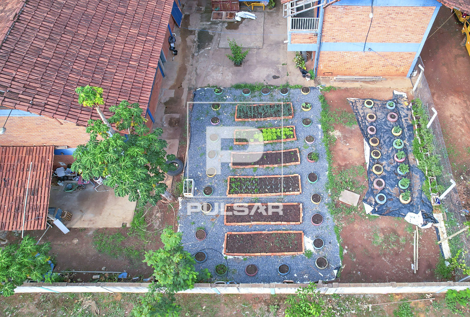 Vista de drone da horta comunitária da Escola Municipal João Gontijo Ferreira