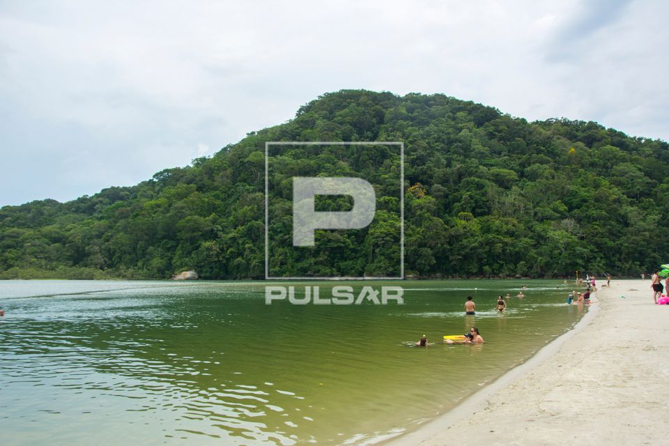 Banhistas na foz do Rio Guaratuba na Praia de Guaratuba