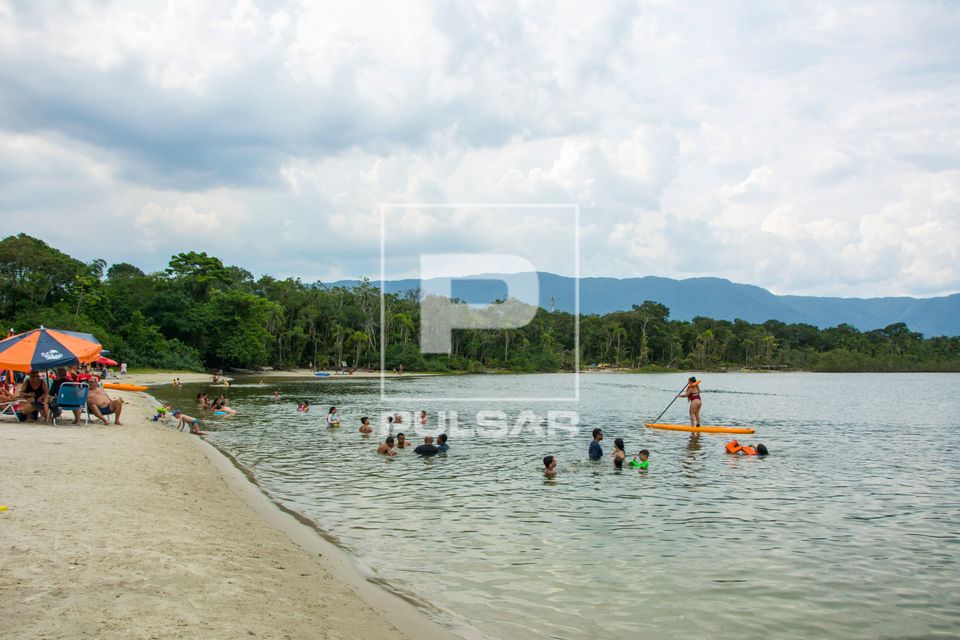 Banhistas na foz do Rio Guaratuba na Praia de Guaratuba