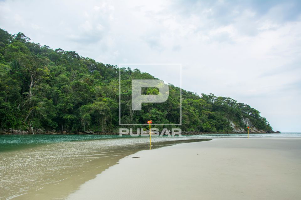 Mata atlântica e foz do Rio Guaratuba na Praia de Guaratuba