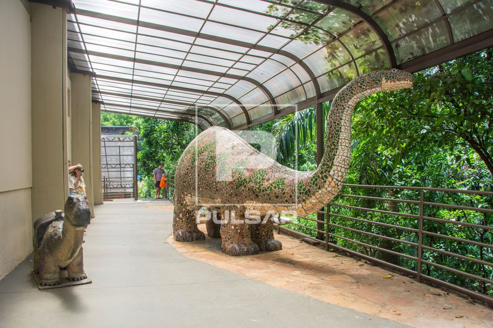 Réplica de dinossauro na entrada do Museu de Paleontologia Professor Antonio Celso de Arruda Campos