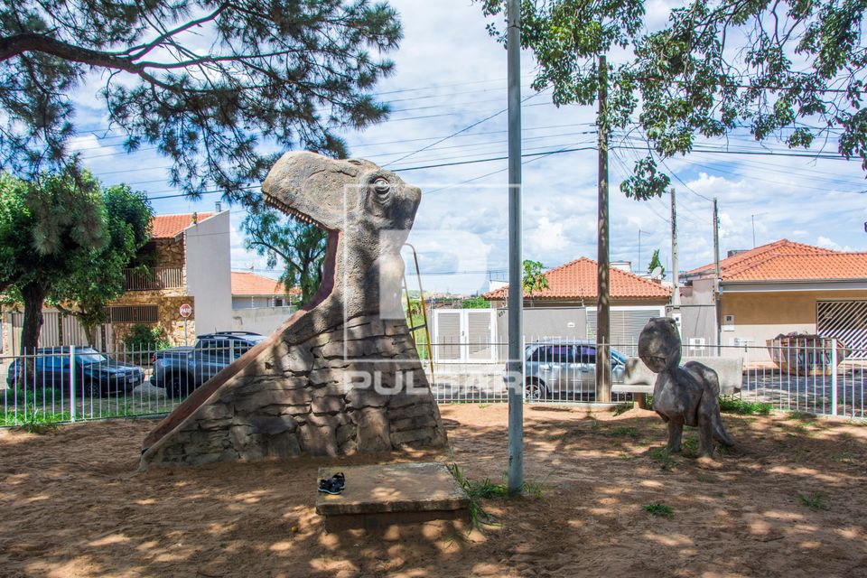 Réplicas de dinossauros na Praça São Cristovão - Praça dos Dinossauros