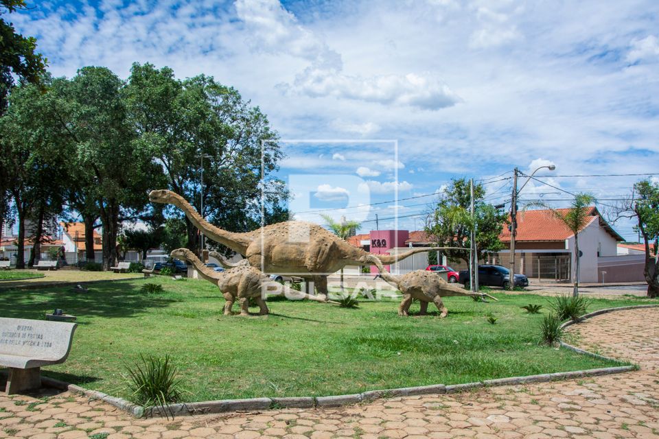 Réplicas de dinossauros titanossauro na Praça São Cristovão - Praça dos Dinossauros