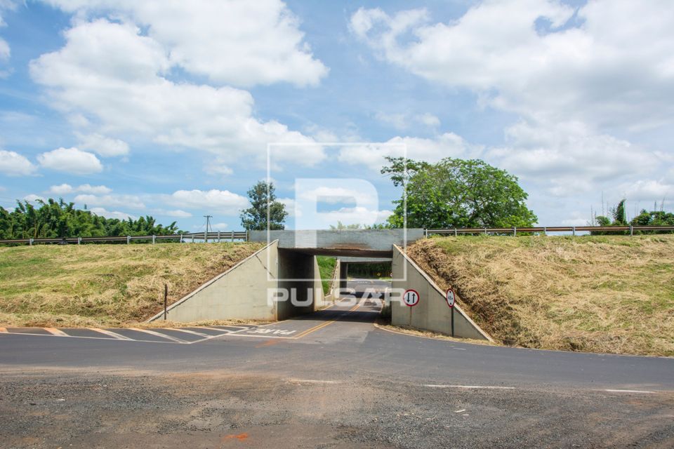 Retorno na SP-330 Rodovia Anhanguera para acesso ao Parque Estadual Vassununga