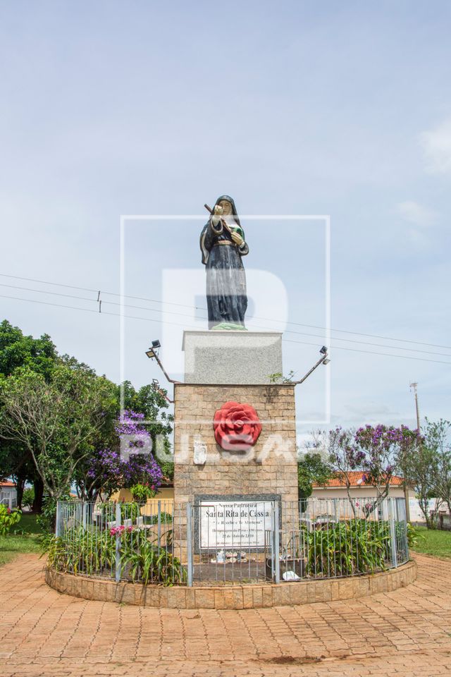 Monumento à padroeira Santa Rita de Cássia