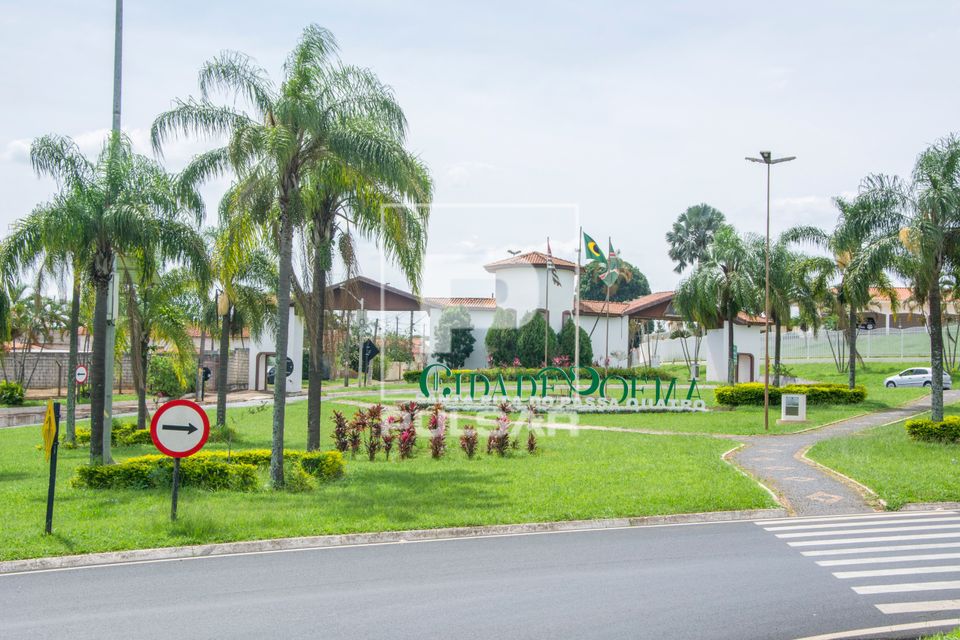 Jardim com letreiro Cidade Poema na entrada da cidade