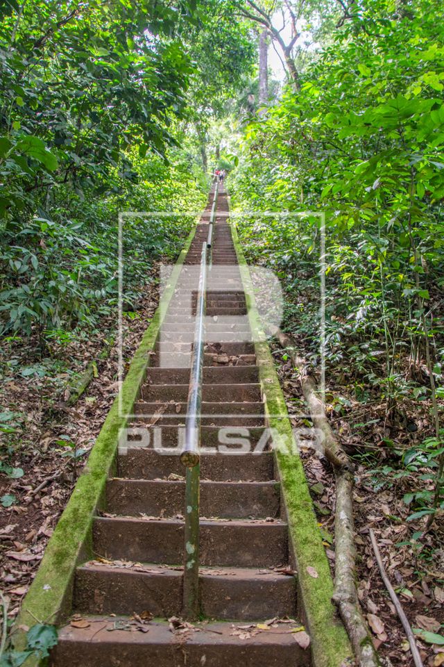 Escadaria de acesso à Cachoeira das Três Quedas e às ruínas da antiga Usina São Valentim