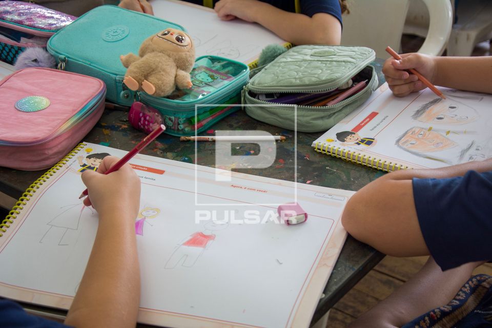Estudantes fazendo atividade durante aula de artes