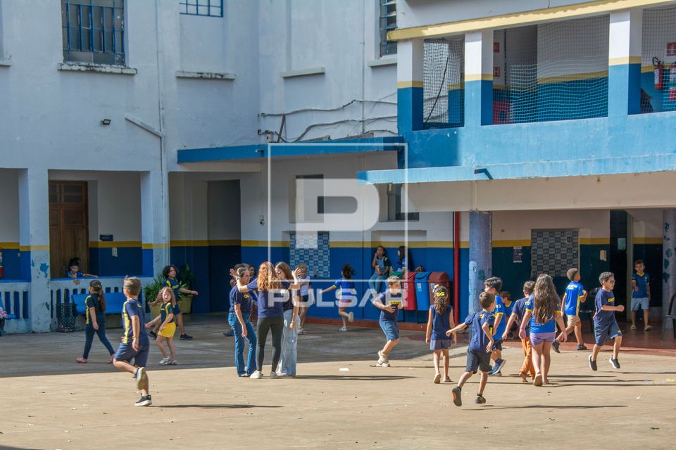 Estudantes no pátio durante o recreio