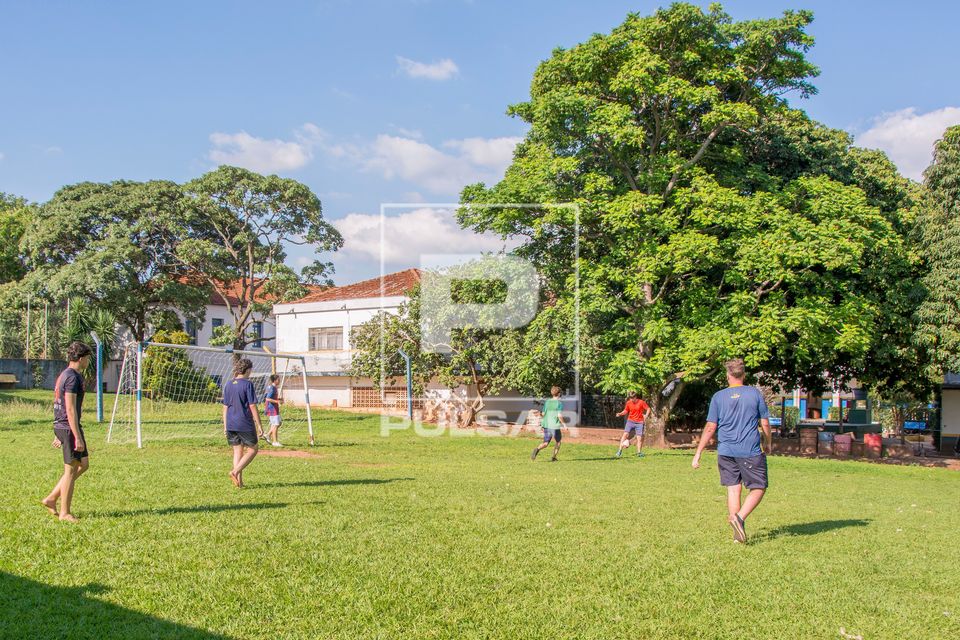 Estudantes jogando futebol durante aula de educação física