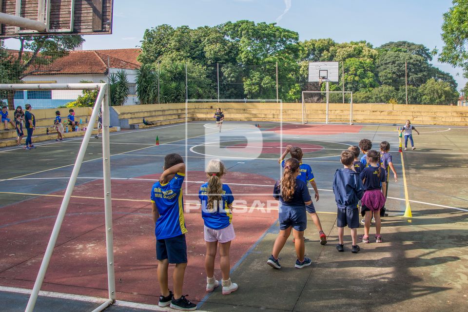 Alunos em quadra esportiva durante aula de educação física