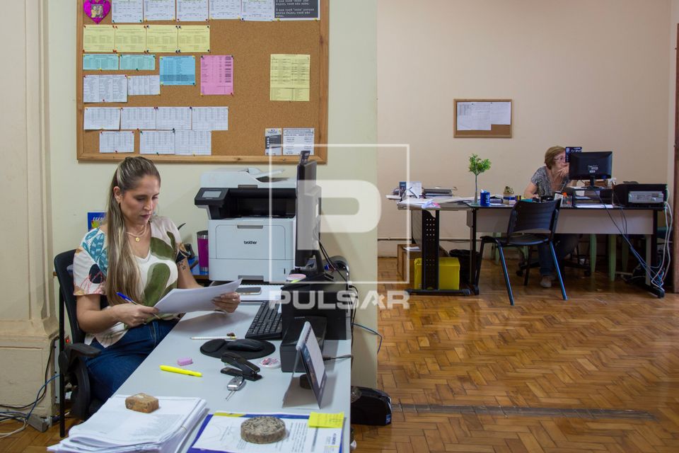 Funcionária da secretária de escola 