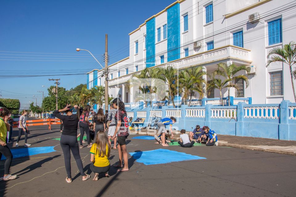 Moradores pintando a rua com tema da Copa do Mundo - centro da cidade
