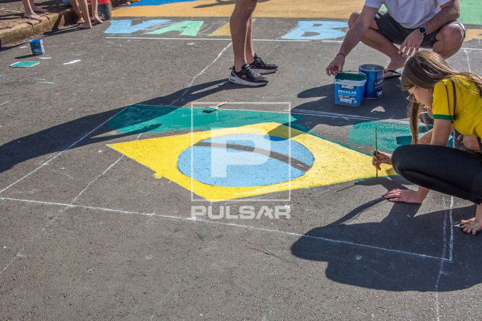 Moradores pintando a rua com tema da Copa do Mundo - centro da cidade