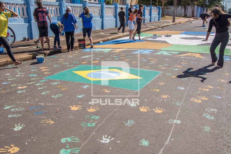 Moradores pintando a rua com tema da Copa do Mundo - centro da cidade