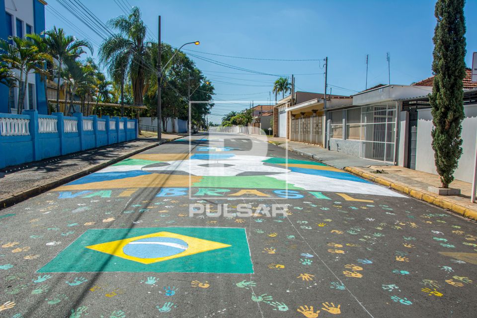 Rua pintada com tema da Copa do Mundo - centro da cidade