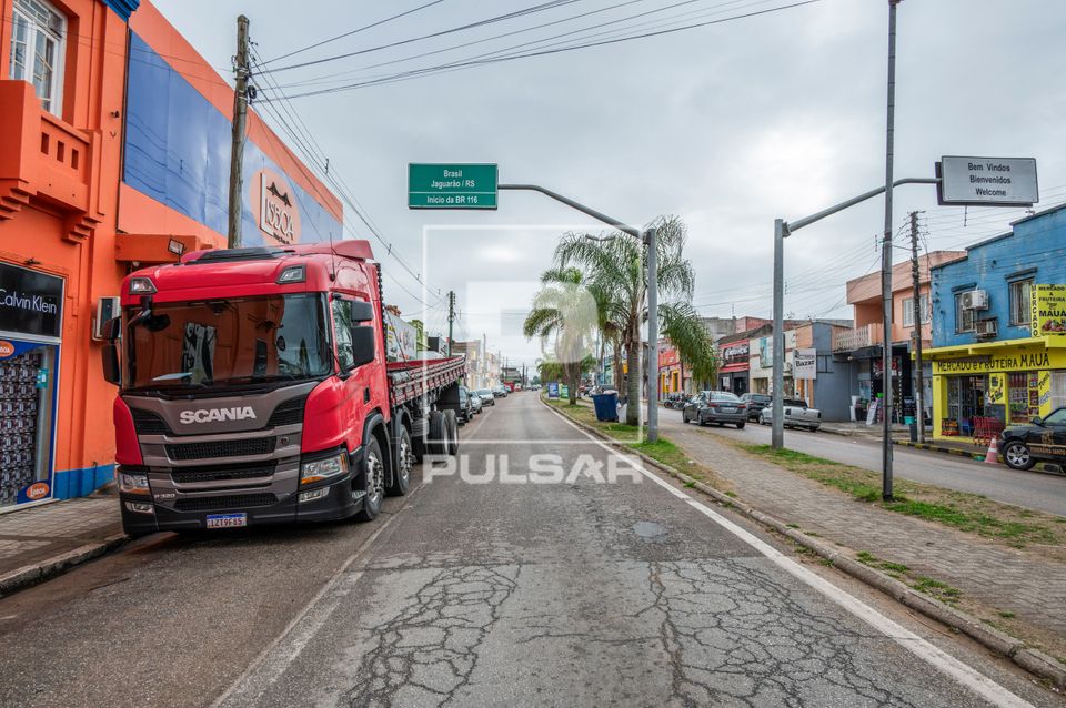 Sinalização aérea informa início da rodovia BR-116 - fronteira com município Rio Branco no Uruguai