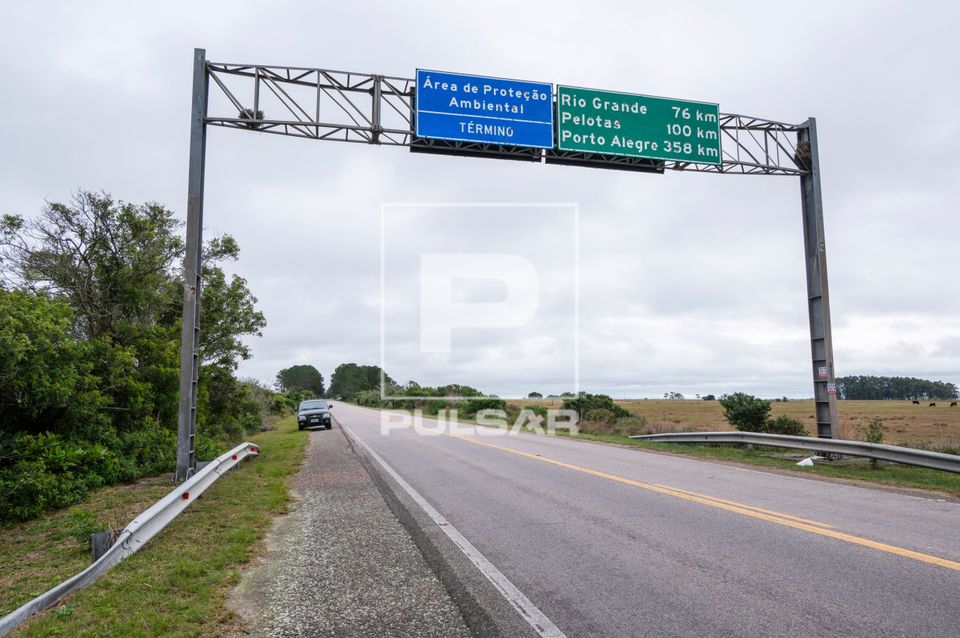 Sinalização aérea de término da área de proteção ambiental e distância dos municípios de Rio Grande -