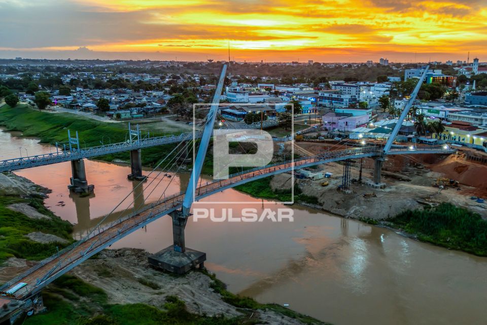 Vista de drone da capital com destaque o rio Acre e as pontes que ligam a cidade