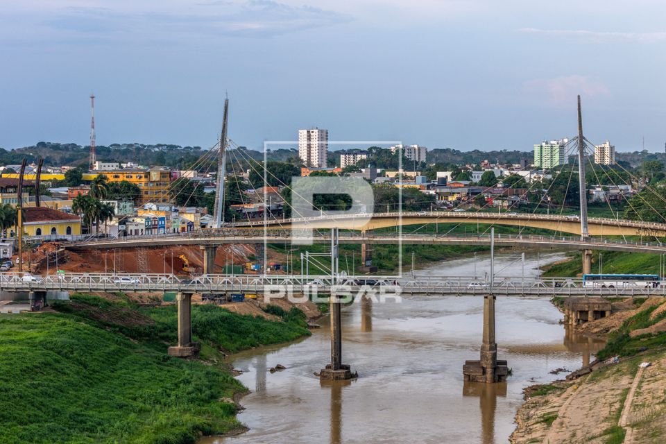 Vista de drone das pontes sobre o Rio Acre que ligam a cidade