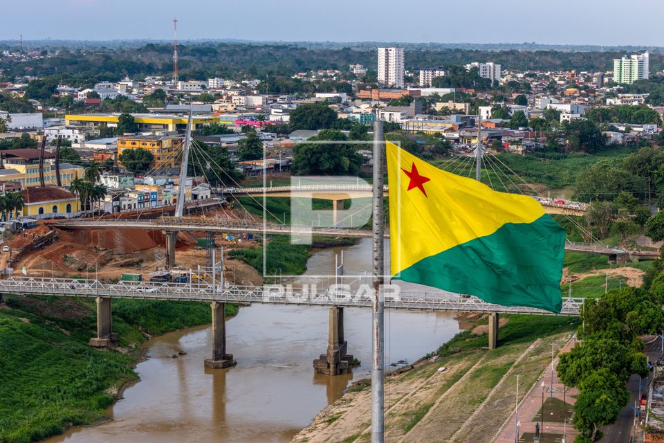 Vista de drone da bandeira do Estado e pontes sobre o Rio Acre que ligam a cidade