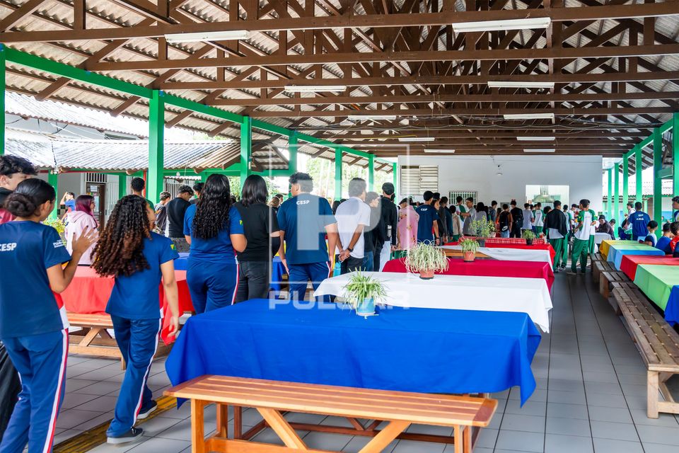 Distribuição de merenda aos alunos no Colégio Estadual Professor Sebastião Pedrosa